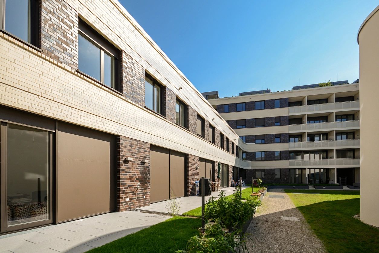 A building with many windows and doors on the side of it.